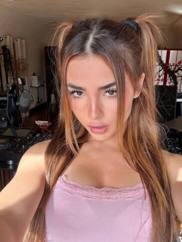 andrea botez face close up selfies set leaked kjkcqn 364x485 1