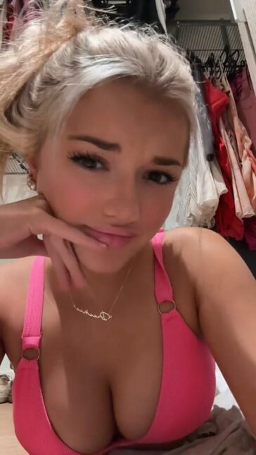 breckie hill bra cleavage selfie onlyfans video leaked agthws 364x647 1